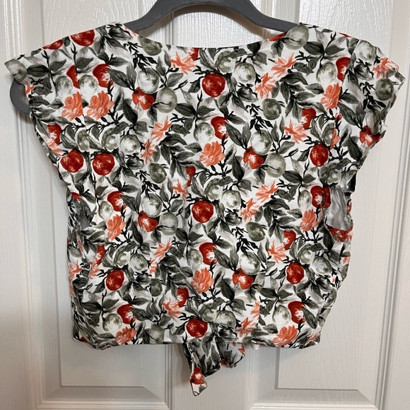 Cute mini top with tie and silver closure in front - Picture 2 of 3